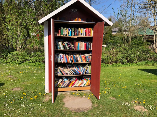 offenes rot, weißes Bücherhäuschen