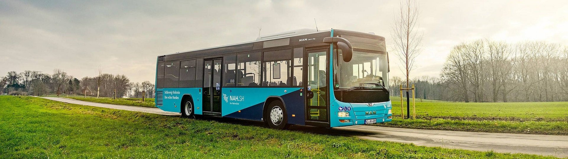 blauer Bus fährt durch Kreis Rendsburg-Eckerförde