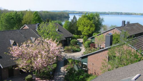 Erholungszentrumsgebiet mit Häusern und Bäumen